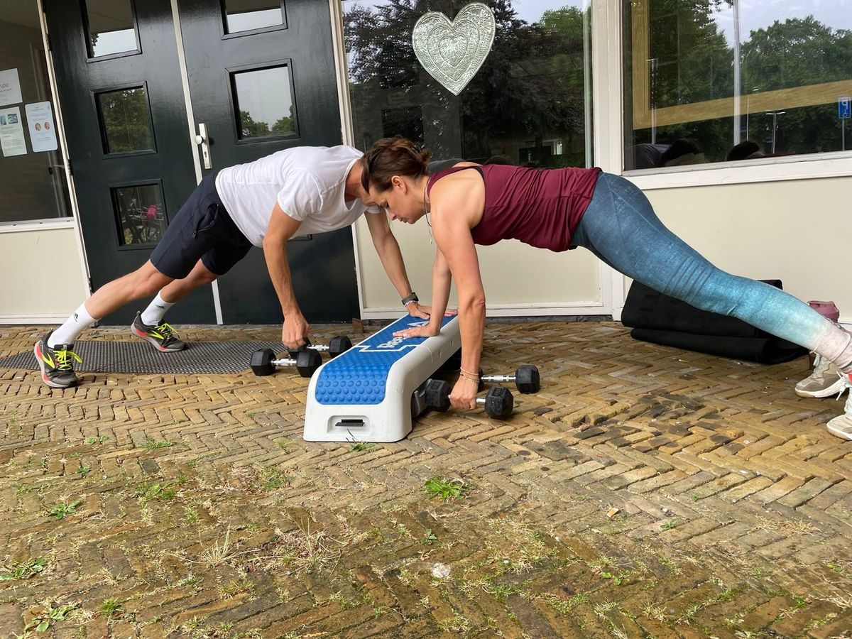 Twee mensen trainen op de oprit voor een huis